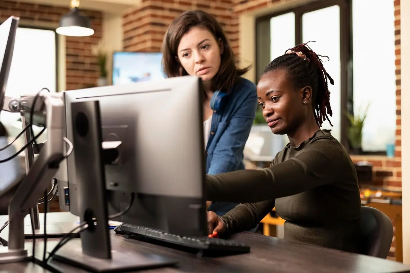 Женская команда выбирает варианты дизайна на компьютере.