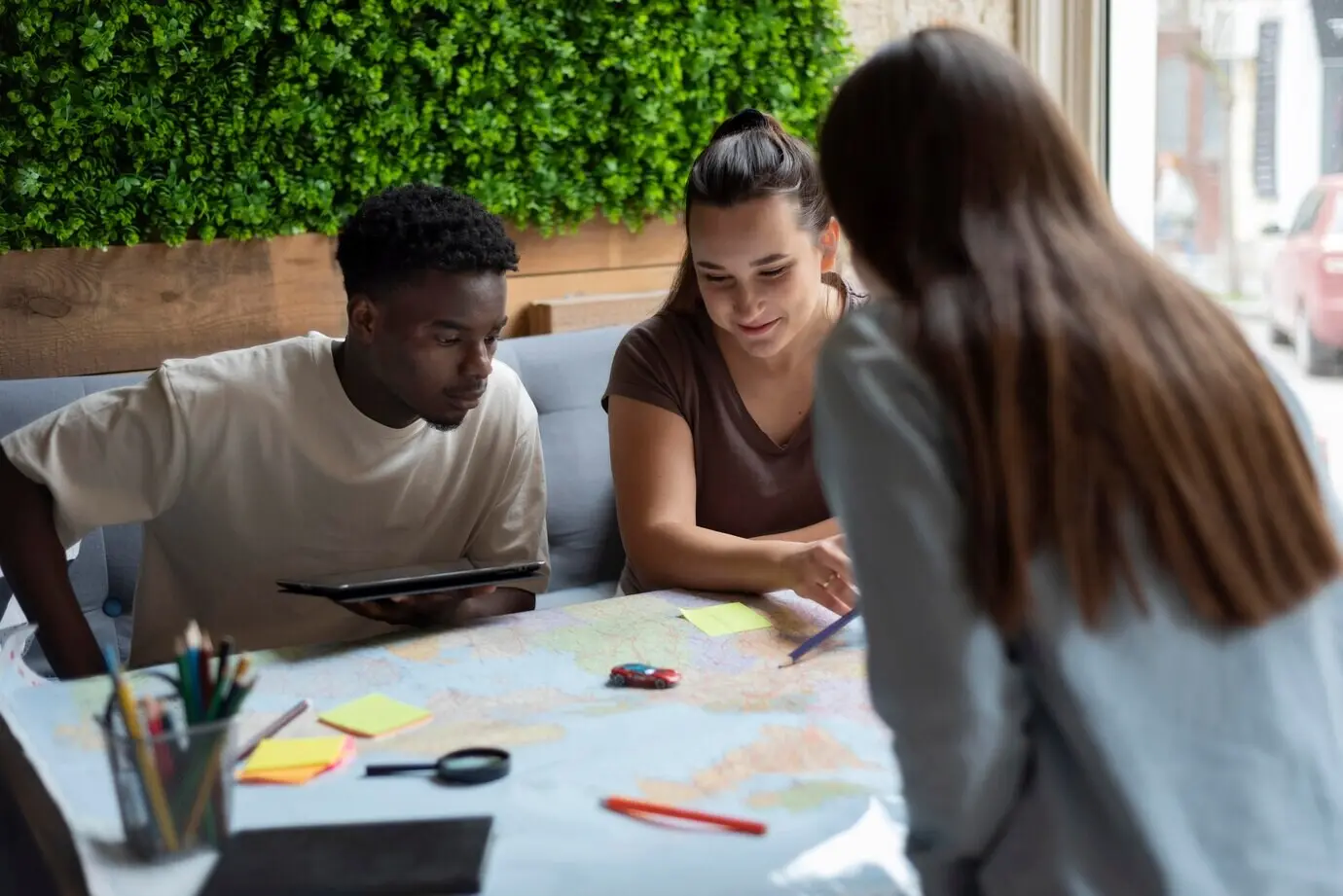 Группа друзей в кафе планирует поездку.