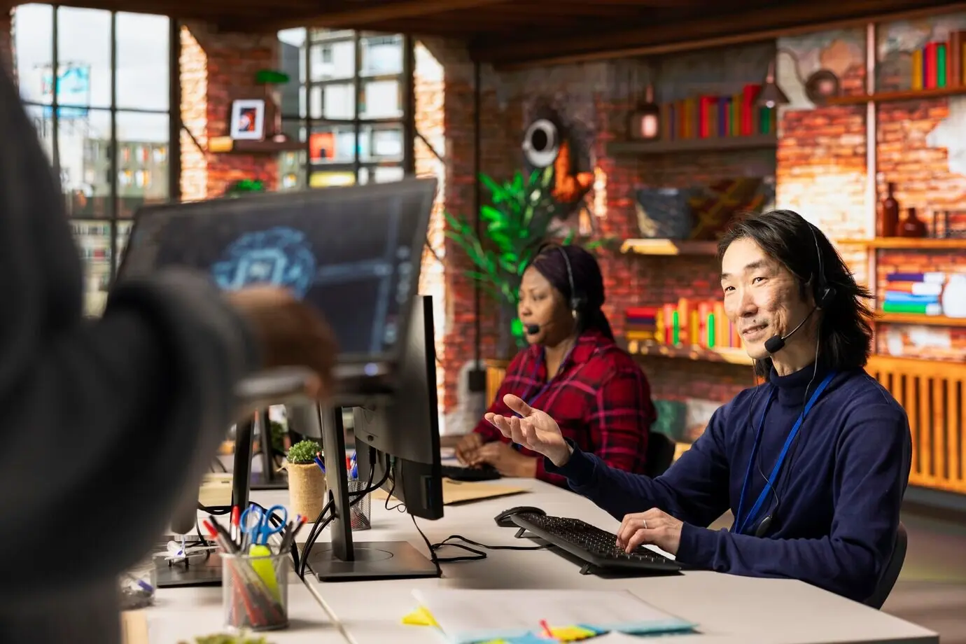 Оператор поддержки клиентов, использующий инструменты ИИ для перевода взаимодействий с клиентами.